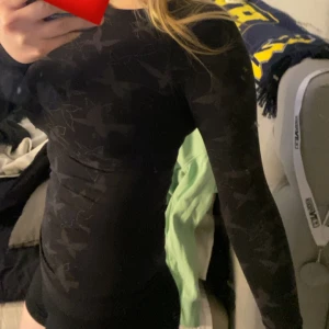 Tränings tröja - Träningströja/underställströja. Storleks lappen är inte kvar då jag klippt av den men skulle gissa på strl S. Träningströjan formar sig efter kroppen så sitter åt i början innan användning. Rekommenderar till konståkare eller annat.💞