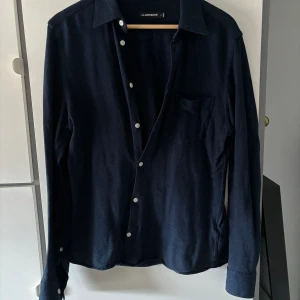 J.Lindeberg Overshirt - Säljer nu min overshirt då den var för liten för mig, köptes förra året för 1100 och har använts ca 2-3 gånger sedan dess så den är i nyskick. Den är inte så tjock!