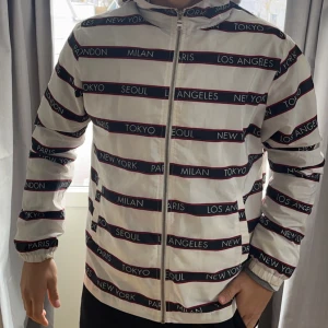 Tunn sommarjacka - Storlek L, endast använd några få gånger, ser helt ny ut. Hör gärna av dig om du har några frågor!💯🔥  Nypris: 800kr