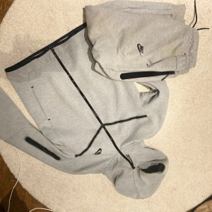 Nike Tech Fleece - Stackars bilden blev uppochner men Aa, dessa är rätt så använda, skriv vid andra frågor eller bilder, 