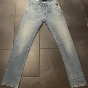 Fina blåa replay jeans i storlek 29, comfort fit. Helt oanvända, 10/10 kvalite inga deffekter. Originalpris på 1400. 