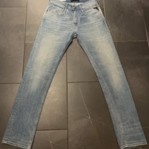 Replay rocco blue jeans  - Fina blåa replay jeans i storlek 29, comfort fit. Helt oanvända, 10/10 kvalite inga deffekter. Originalpris på 1400. 