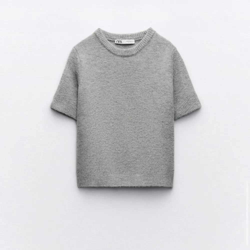 Nu säljer jag mina gråa stickade kortärmade tröja från zara eftersom den inte kommit till användning. Den är använd endast en gång så den är absolut i nyskick, nypris:320kr🩶pris kan diskuteras vid snabb affär🩶köparen står för frakten!. Stickat.