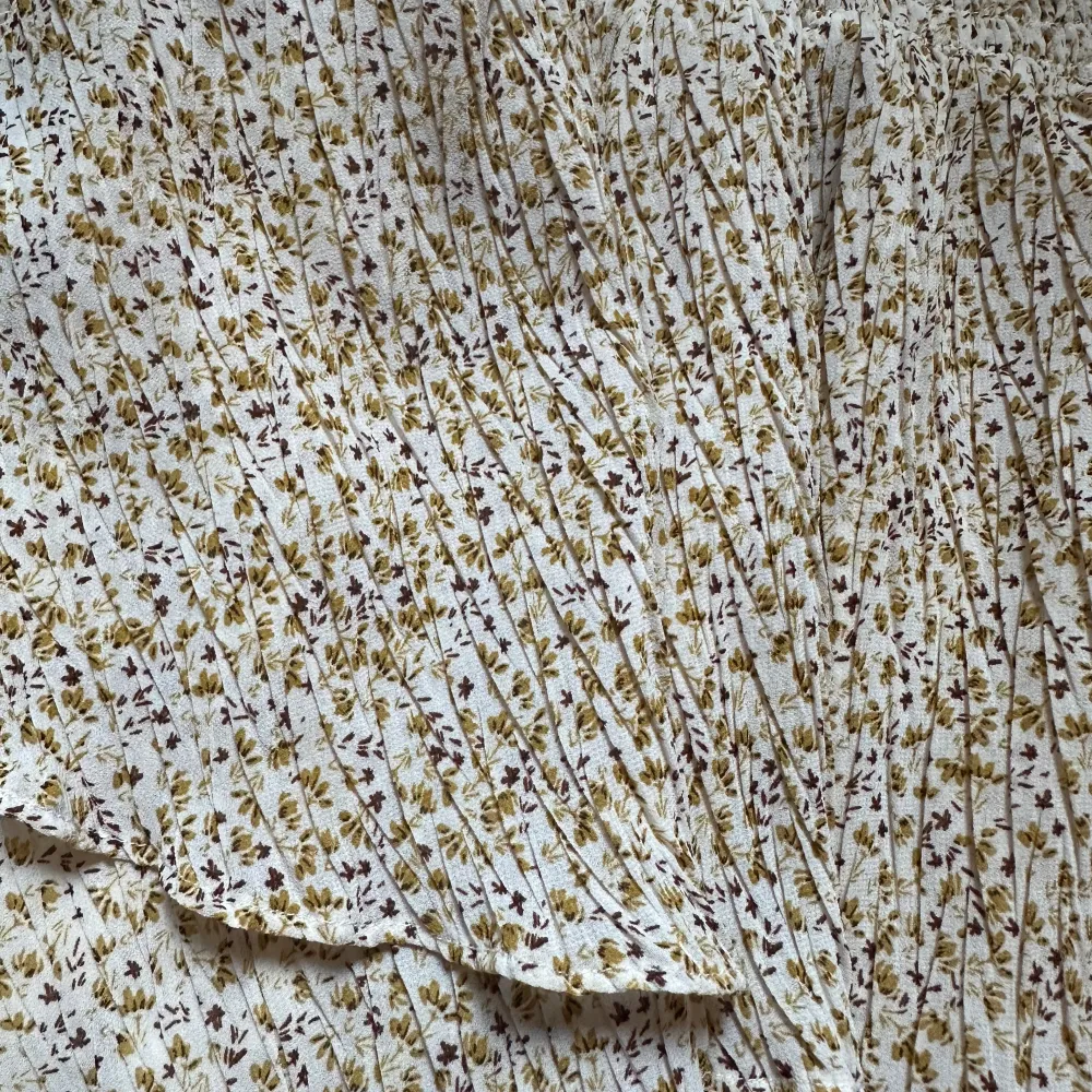 Otroligt fin kjol från märket Sofie Schnoor - jättefint skick och har elastiskt midjeband så passar både S och M!💖helt slutsåld och nypris var ca 650 kr. Kjolar.