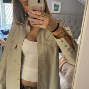 Overshirt skinn  - Fake skinn jacka i beige som är fin till kyligare sommarkvällar❤️ inte använd. Storlek xs men är oversized 
