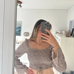 Blus  - Säljer denna fina nya blus