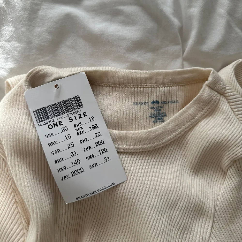 Aldrig använd, bara testad tröja från Brandy Melville! Lapp finns kvar, nypris 198kr💕Storleken är ”ONE SIZE” men skulle säga att den passar XS/S. Säljer då jag glömde lämna tillbaka den i tid. Skjortor.