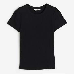 Svart tajt ribbad t-shirt från H&M i storlek L. Knappt använd! 😇