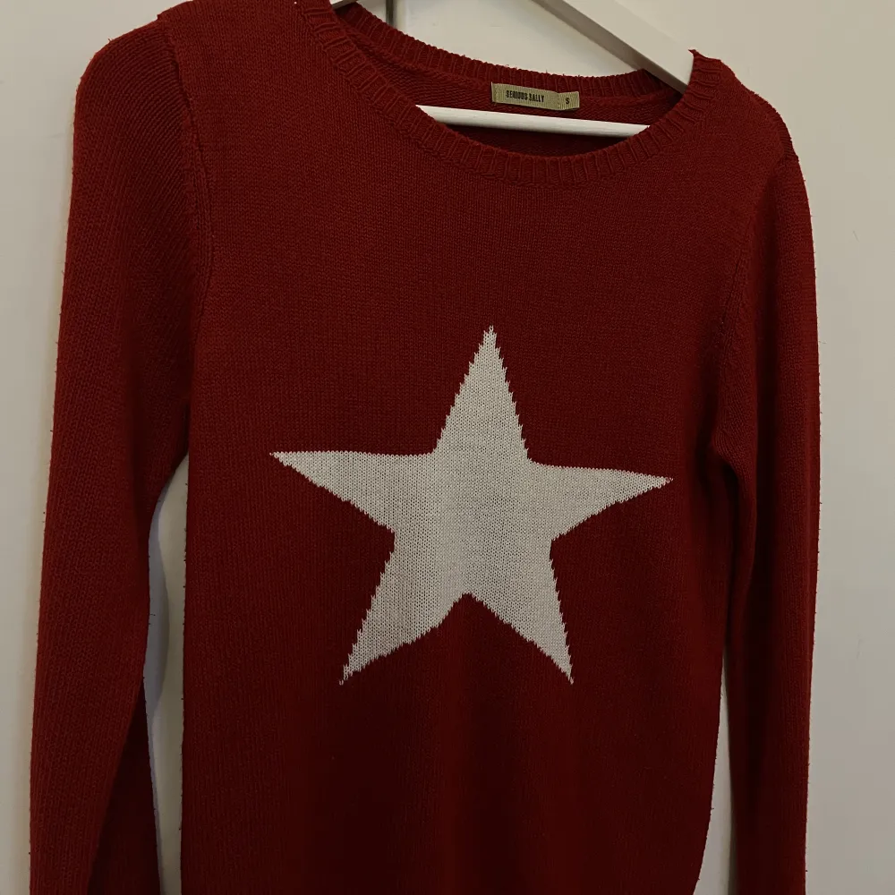Jätte fin röd tröja med en stjärna. Jättebra skick. 💕. Tröjor & Koftor.