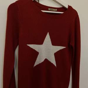 Jätte fin röd tröja med en stjärna. Jättebra skick. 💕