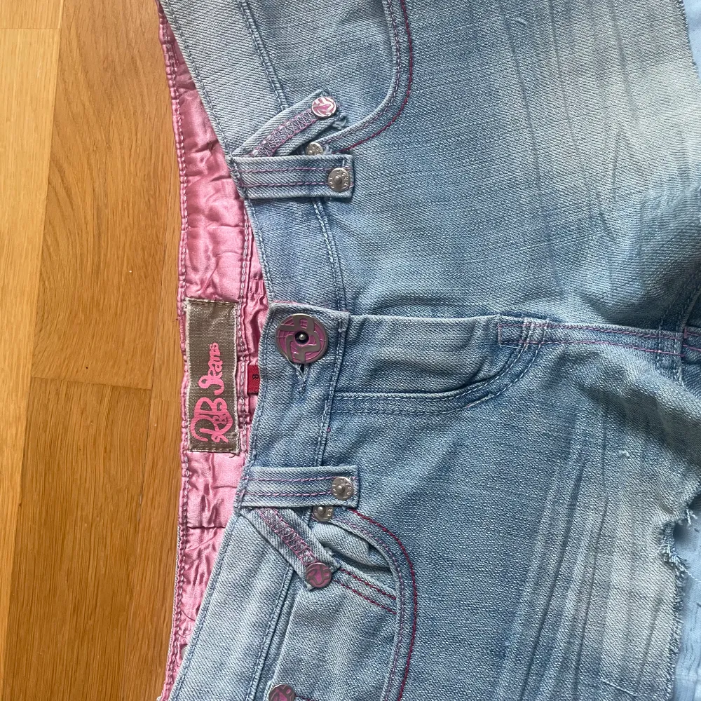 Intressekoll på dessa snygga jeansshorts med coola fickor. Shortsen är i bra skick och har inga hål eller fläckar. Funderar på att sälja dom eftersom dom är lite för små. Shortsen är snygga och passar perfekt till sommaren. Skriv om du har frågor❤️❤️. Shorts.