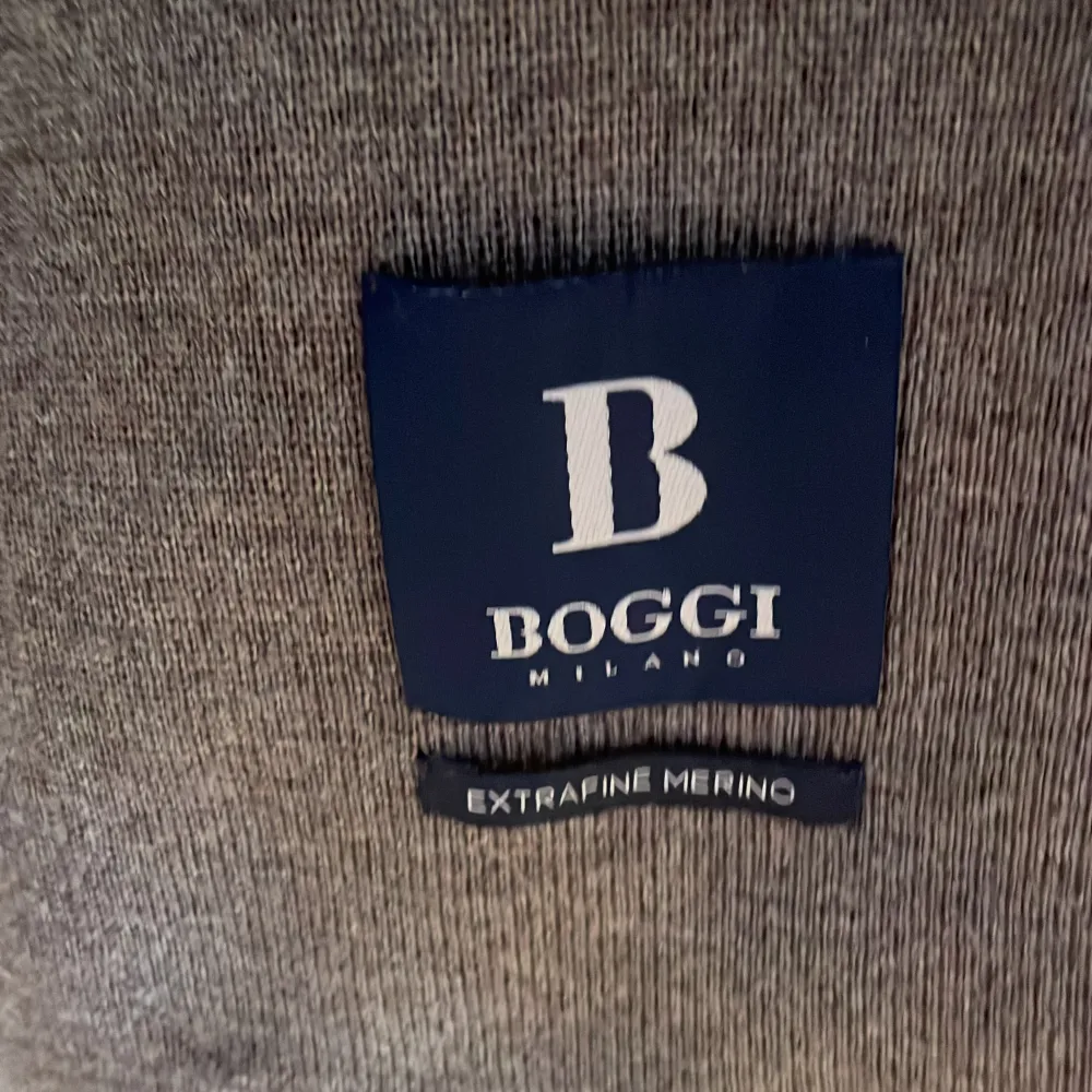 Jätte snygg overshirt från Boggi Milano, köpt i deras butik vid Stureplan, nypris 2000kr . Tröjor & Koftor.