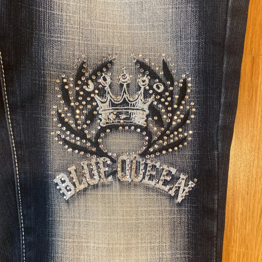 Skit coola blue queen jeans, köpte av en annan på Plick för 1000kr men använder de inte längre då jag bytt stil. Dragkedjan har hoppat ur men går enkelt att fixa när man sätter på sig dom. 💕 Det är även rätt så korta 💕. Jeans & Byxor.