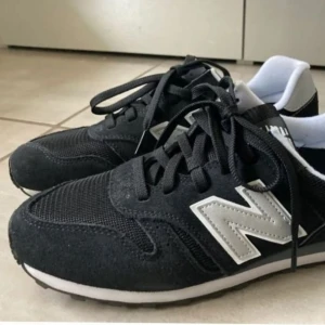 Nya New Balance sneakers strl 42 - Nypris 1000 kr