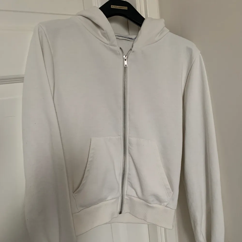 Säljer denna vita zip hoodien från lager157 då den inte används längre 😊 den är i en kortare modell! Den är knappt använd så den är i väldigt bra skick 🤍. Hoodies.