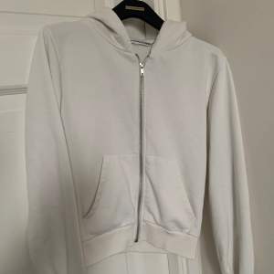 Säljer denna vita zip hoodien från lager157 då den inte används längre 😊 den är i en kortare modell! Den är knappt använd så den är i väldigt bra skick 🤍