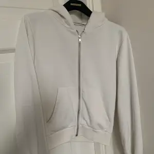 Säljer denna vita zip hoodien från lager157 då den inte används längre 😊 den är i en kortare modell! Den är knappt använd så den är i väldigt bra skick 🤍