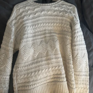 Vit kabelstickad tröja  - Säljer denna perfekta kabelstickade tröjan från forever 21, perfekt nu till sommaren att ha över klänning eller kjol!😍 