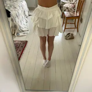 Jättefin vit kjol, köpt på Plick men tyvärr för liten för mig. Oanvänd av mig och ägaren innan! Storlek runt S / 36. 
