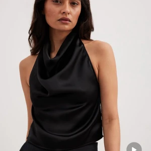 Halterneck topp  - Chloe Schuterman x nakd i storlek 36, aldrig använd! Lappen kvar