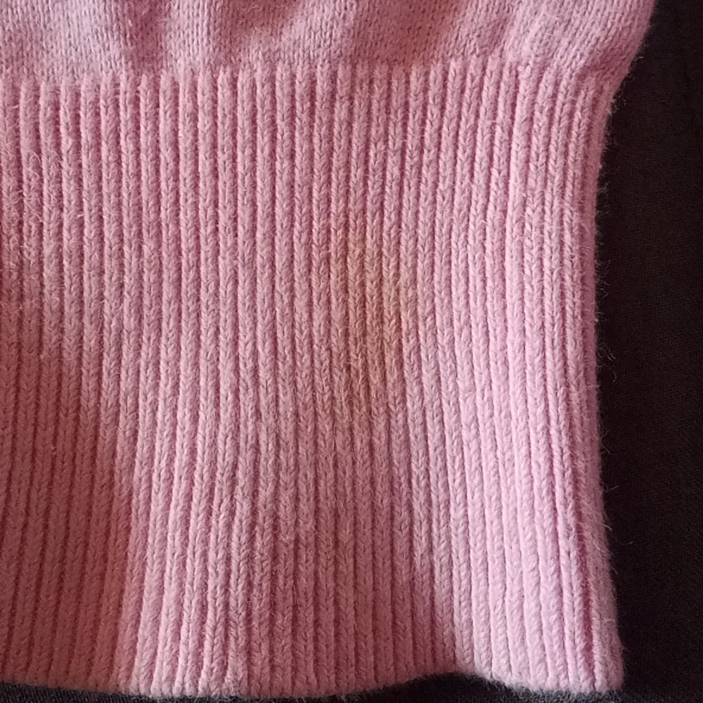 Rosa tröja från märket Gant! Står ingen storlek men passar som S/M. Bra skick bortsett från en liten fläck på armen (bild 3). . Tröjor & Koftor.