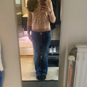 Lågmidjade Bershka💗 - Jätte snygga lågmidjade jeans från Bershka💗Står inte storlek (gissar på 34) skulle nog passa dig bäst som är 167-173💋Köpte för 400kr. Knappt använda och jätte bra skick🙏skriv för mer bilder och frågor!