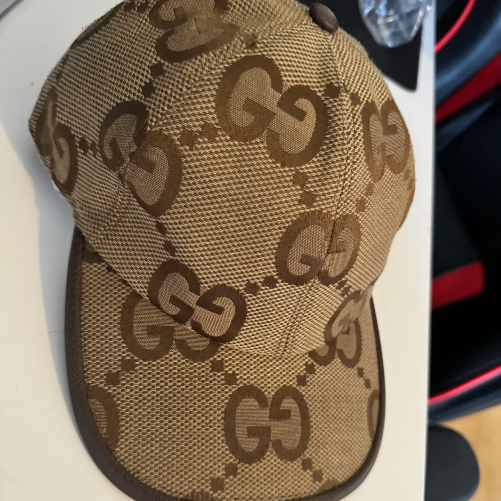 Säljer min Gucci keps eftersom att jag bytt stil. Skick 8/10. Storlek m och perfekt till sommaren☀️. Accessoarer.