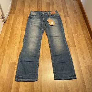 (19) Ljusblå lågmidjade bootcut jeans helt nya med lappar kvar, midjemått rakt över 38 cm, innerbenslängd: 81 cm 🩵