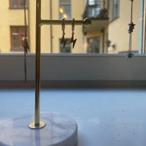 Blixtörhängen - Guldplaterade Örhängen från Timi of Sweden med blixtar, säljer då de inte kommer till användning längre!💖Superbra skick! Skriv för frågor! ❤️ Nypris: 179kr