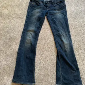 Sååå snygga jeans från take two. Skiktet är bra förutom på baksidan längst ner där dem  är lite rivna. Säljer för dem är för korta för mig. Midja 29 längd 34 