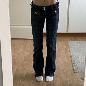 Lågmidjade jeans - Supercoola lågmidjade jeans från HM som inte säljs längre. I storleken 158. Inga defekter. Skriv för fler bilder, samt mått💕