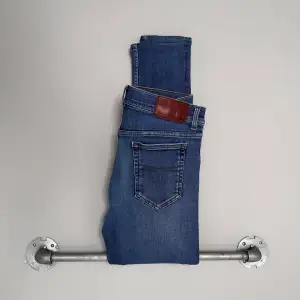 Tiger of Sweden jeans - mycket bra skick, inga defekter -Storkek: W:29, L:32 - Modell: ”slim”-  Nypris: ~1000kr - Vi säljer för endast 299 kr❗️