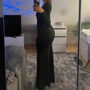 Långklänning  - Svart långklänning 🤍 10/10 i skick (aldrig använd) 🤍 Passar bra i längden på någon som är mellan 165-170 cm 🤍 Skriv vid intresse eller för fler bilder! 🤍