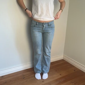 Lågmidjade Levis jeans - Midjemått(rätt över): 37 Innerbenslängd: 72 Modellen är: 168  Skriv om ni har några frågor💗//Perfectjeans