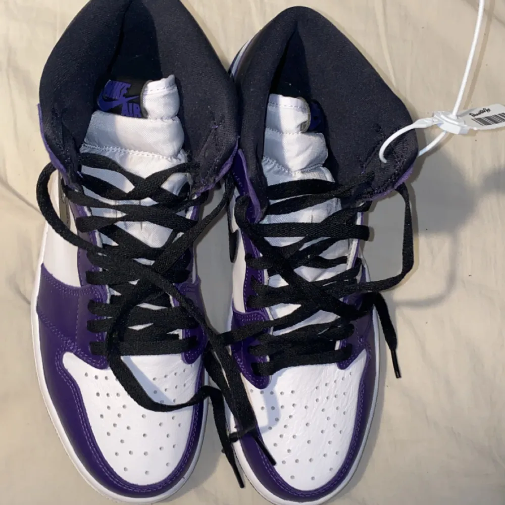 Säljer mina oanvända Court Purple Jordans i Eu 43, Us 9,5. Köpta i butik Levels i Dubai och endast legat i garderoben sen dess. Hör gärna av dig vid intresse, pris kan också diskuteras. Type of Jordan Number 555088-500. Skor.