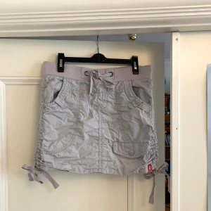 Cargokjol - En ljus grå cargokjol från edc by esprit😈 Går att justera passform och längd genom att scruncha upp smörerna på sidorna💗 Några små fläckar på sidan