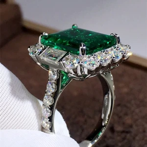 Very beautiful zircon stone green with green stone in central - Very beautiful ring in zircon stone