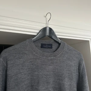 Valentino finstickad tröja - En riktigt snygg tröja från Valentino. Storlek M. 