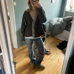 Kofta Zara - Jag säljer denna jättefina kofta från Zara som endast kommit till användning 1 gång tyvärr❤️