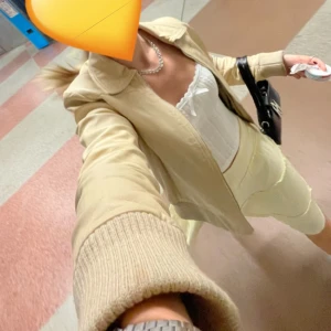 Beige skinnjacka från Beyondretro💛 - Säljer denna för jag har för många jackor, köptes förra året för 800kr på beyond retro. Någon svart fläck längst ner på jackan redan då, syns ej💛 Vår jacka! fråga för fler bilder