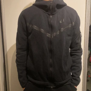 Nike tech fleece - Säljer min brors Nike tech fleece set!  Den är i väldigt bra skick utan defekter👍🏽9,5/10 skick! Skriv för fler bilder och frågor!☺️pris kan diskuteras