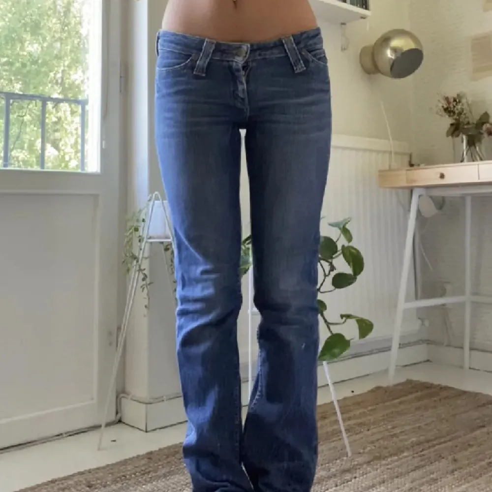 lågmidjade lee jeans, modellen är straight/bootcut, passar mig som bär storlek 34/36 i jeans och är 170cm lång ❣️pris går att diskutera. Jeans & Byxor.