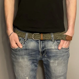 Flätat bälte, mörkgrön - Tjena, säljer nu mitt flätade bälte. Skick 9/10, längd cirka 105 cm ( passar det flesta ), för mer bilder och info skicka ett meddelande 