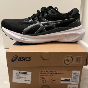 Asics Gel-Kayano 30 (wide) Storlek 42 Endast använda en gång Köpta för 2100kr