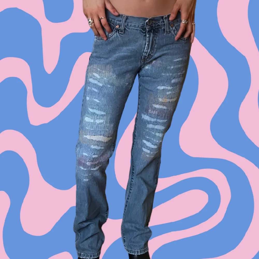 Säljer dessa super coola och unika jeans som tyvärr är för små för mig💗 Jeansen har en innerbenslängd på 82 cm och ett midjemått (tvärs över midjan) på 38 cm . Jeans & Byxor.