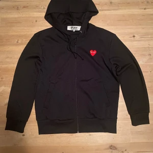 Cdg hoodie - Svart cdg hoodie i storlek M. Mycket bra skick, hör av dig vid frågor eller prisförslag 