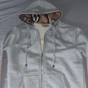 Burberry - Kvlitet är jätte bra helt ny ( priset diskuteras)