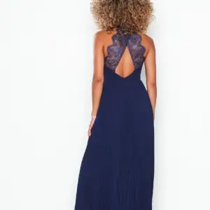 Marinblå balklänning från Nelly💐 använd en gång, bra skick! Köpt för 900kr