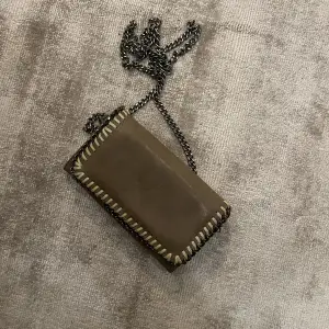 Brun handväska med ”band”  Använd en hel del!