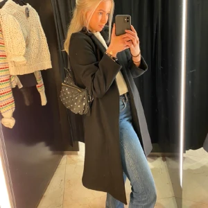 Svart kappa - Svart kappa från Zara i storlek L, väldigt liten i storleken för att vara L. Perfekt inför våren🥰🌸🌷